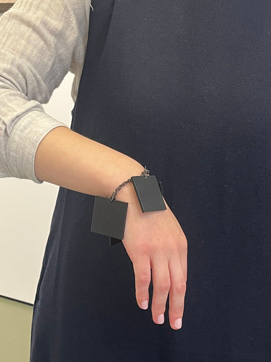 'Infinite onyx plane' bracelet