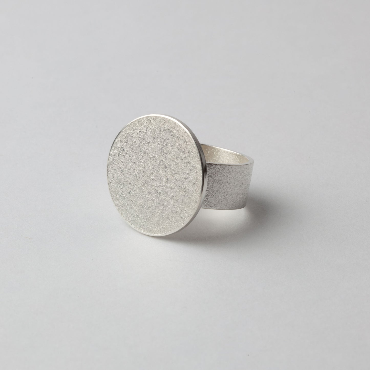 Silver textured ring (circle front)