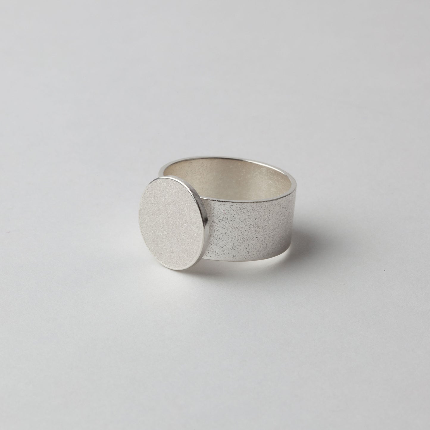 Silver textured ring (circle front)