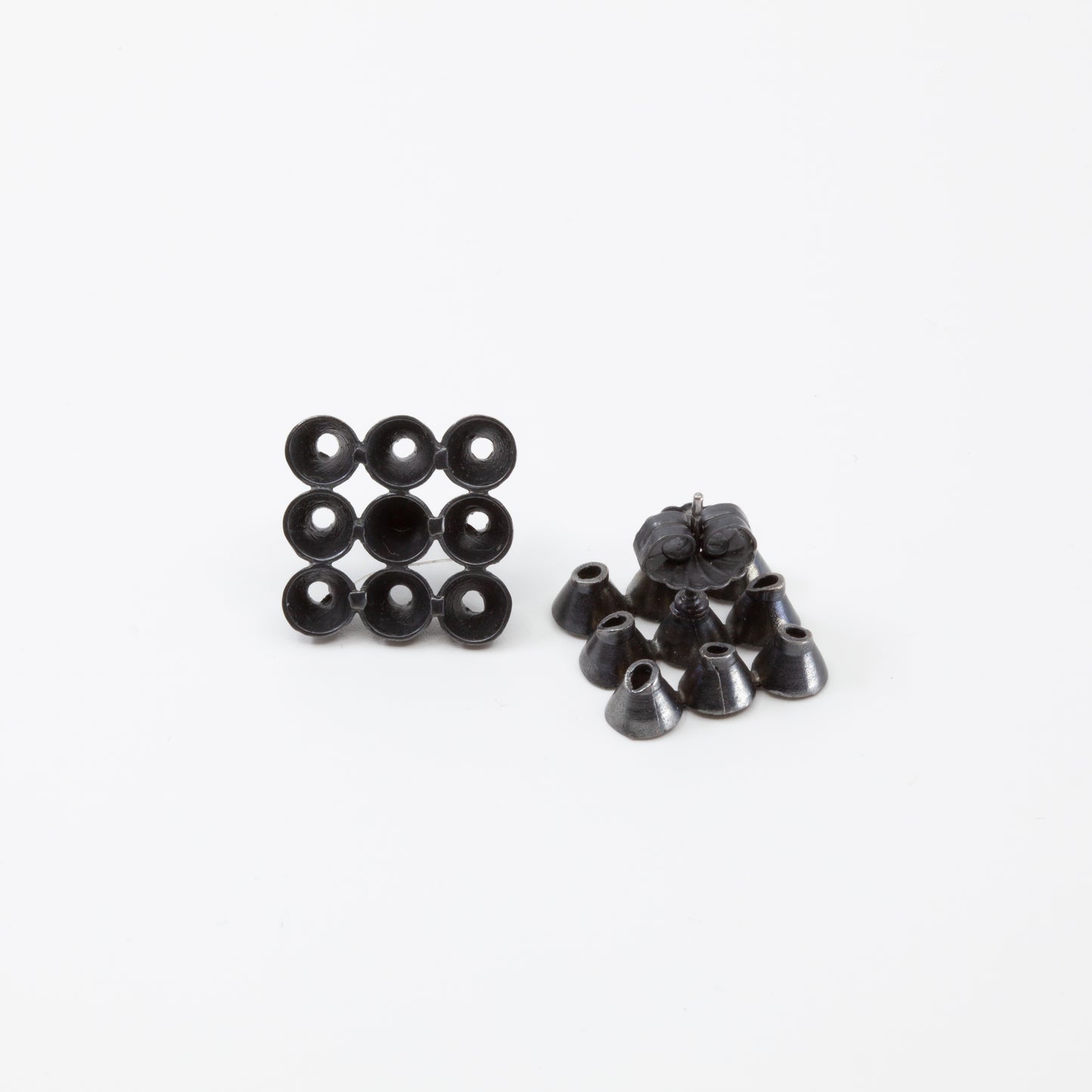 'Cone' stud earrings - black