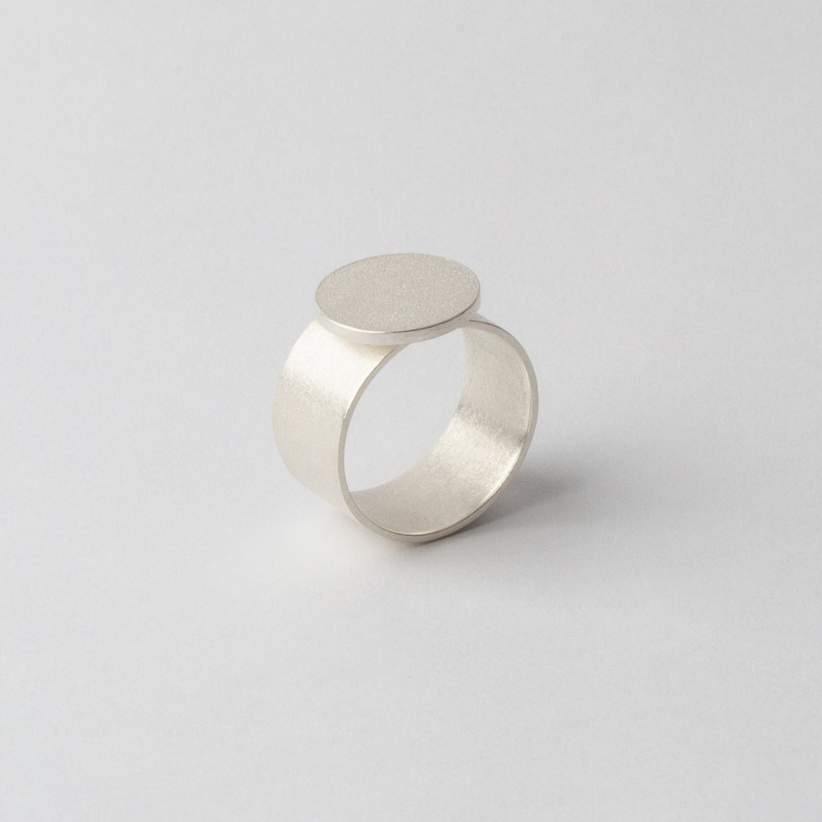 Silver textured ring (circle front)
