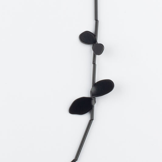 'Leaf' necklace - black