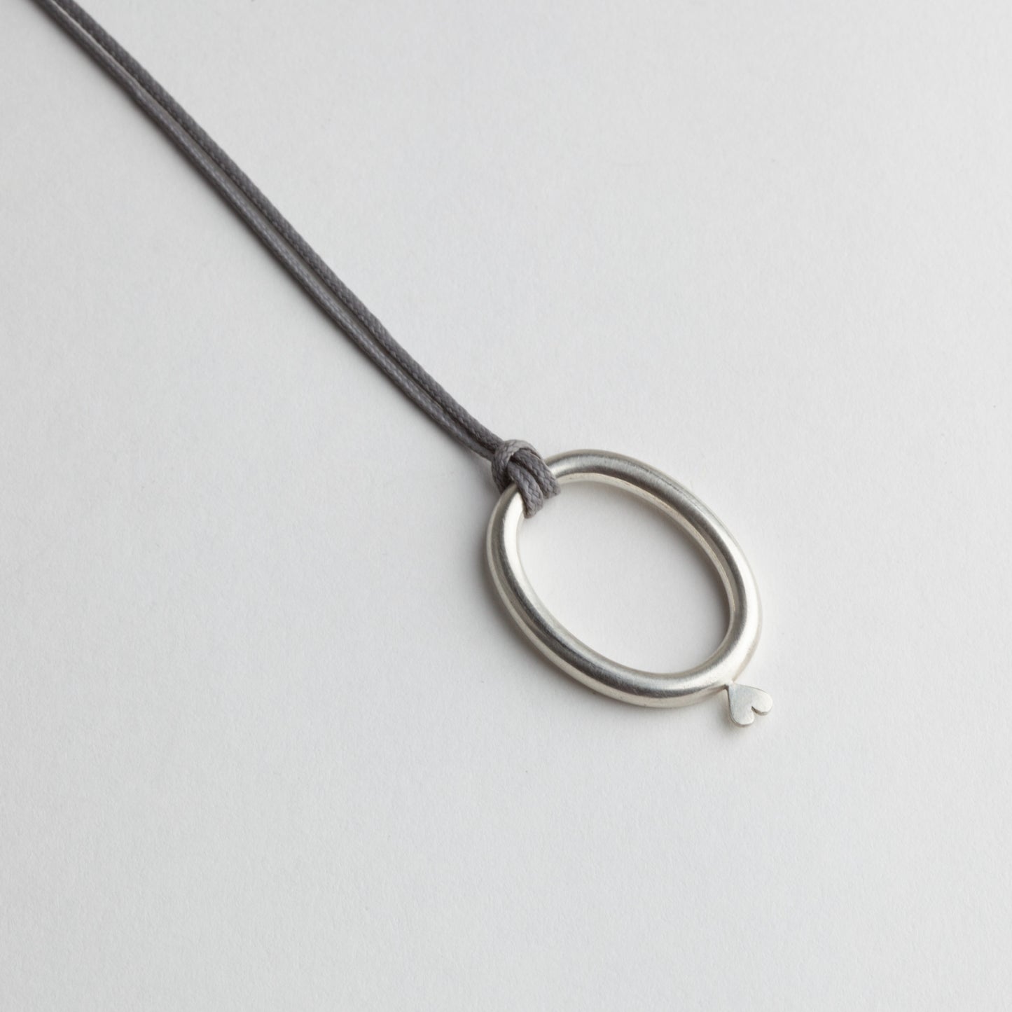 'No worries' pendant