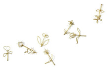 'Peed Flower' brooch
