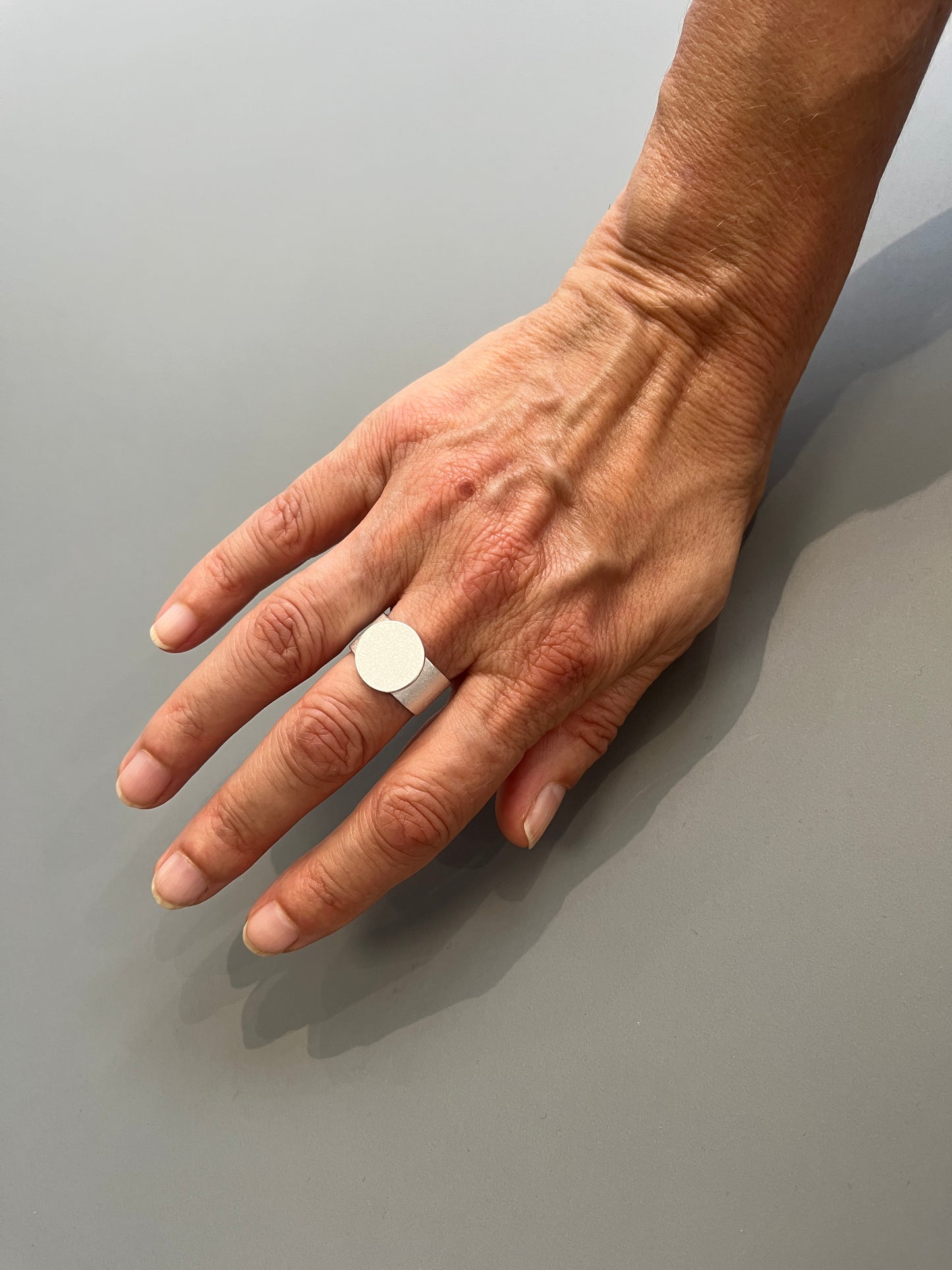Silver textured ring (circle front)