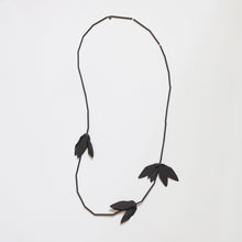 'Wilted Champee' necklace - black