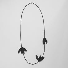 'Wilted Champee' necklace - black