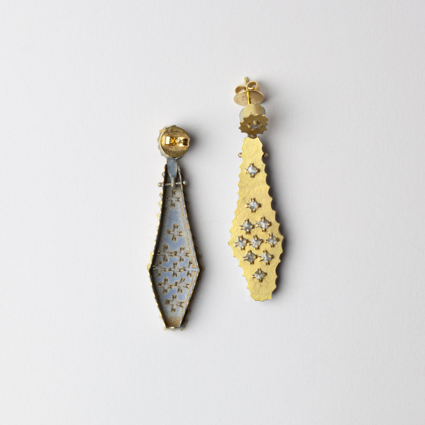 Gold earrings with diamonds