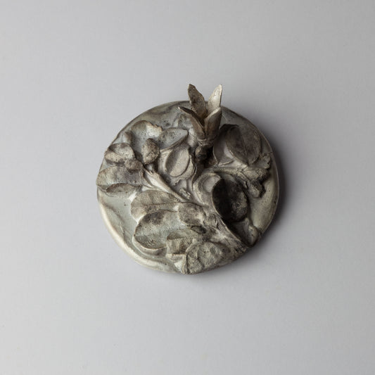 'Round Corea Alba' brooch