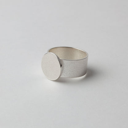 Silver textured ring (circle front)