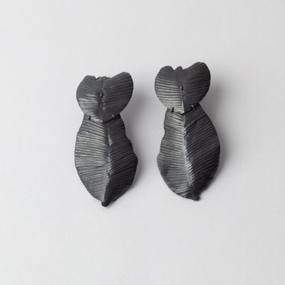 Double leaf stud earrings