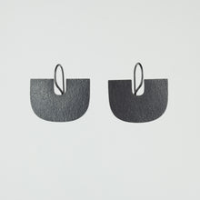 Arch hook earrings - black