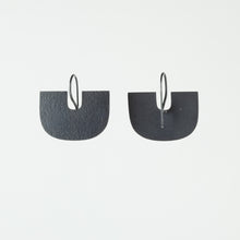 Arch hook earrings - black