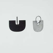 Arch hook earrings - black