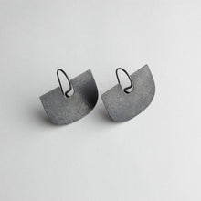 Arch hook earrings - black