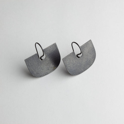 Arch hook earrings - black