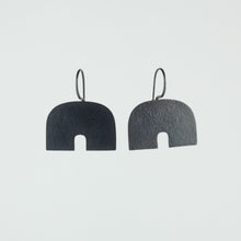 Arch hook earrings - black