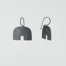 Arch hook earrings - black