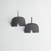Arch hook earrings - black