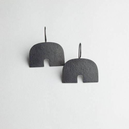 Arch hook earrings - black