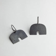 Arch hook earrings - black